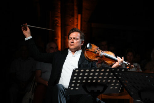 Renaud Capuçon jouant la musique de Gabriel Fauré dans la basilique Saint-Sauveur de Rocamadour pour le Festival de Rocamadour