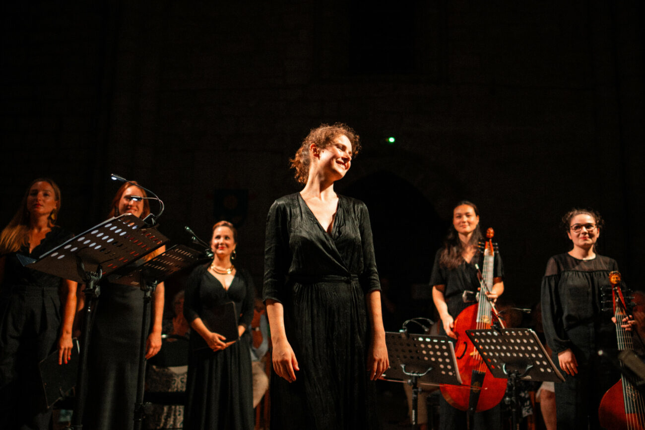 Chloé Guillebon dirigeant l'Orchestre et le Chœur de l'Opéra Royal de Versailles au Festival de Rocamadour dans les Leçons de Ténèbres de Couperin