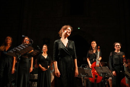 Chloé Guillebon dirigeant l'Orchestre et le Chœur de l'Opéra Royal de Versailles au Festival de Rocamadour dans les Leçons de Ténèbres de Couperin