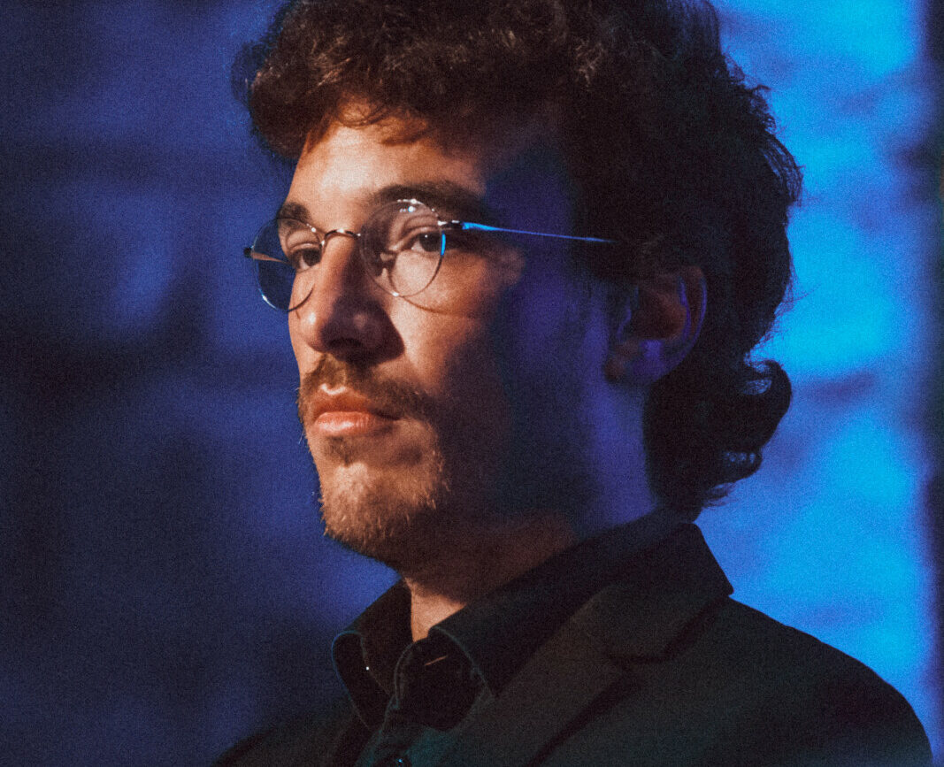 Photo du contre-ténor Paul Figuier au concert Stabat Mater au Festival de Rocamadour dans la basilique Saint-Sauveur