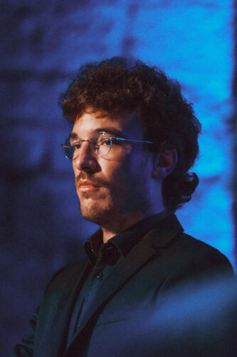 Photo du contre-ténor Paul Figuier au concert Stabat Mater au Festival de Rocamadour dans la basilique Saint-Sauveur