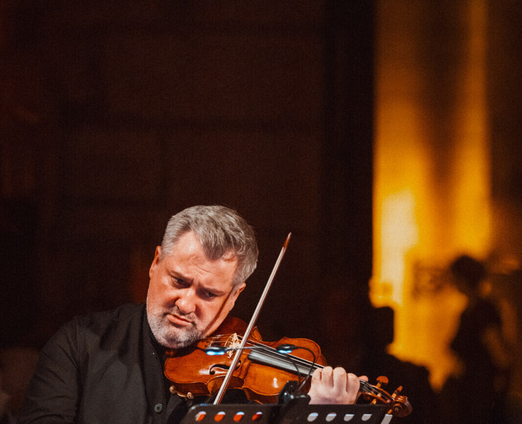 Photo de Thibault Noally, dirigeant l'ensemble Les Accents au Festival de Rocamadour