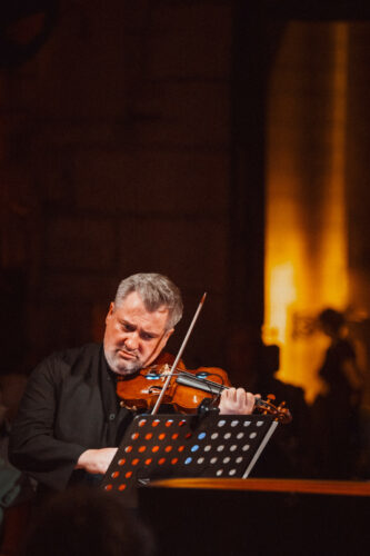 Photo de Thibault Noally, dirigeant l'ensemble Les Accents au Festival de Rocamadour