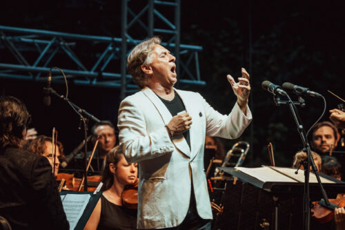 Roberto Alagna sur la scène extérieure dans la vallée de l'Alzou du Festival de Rocamadour