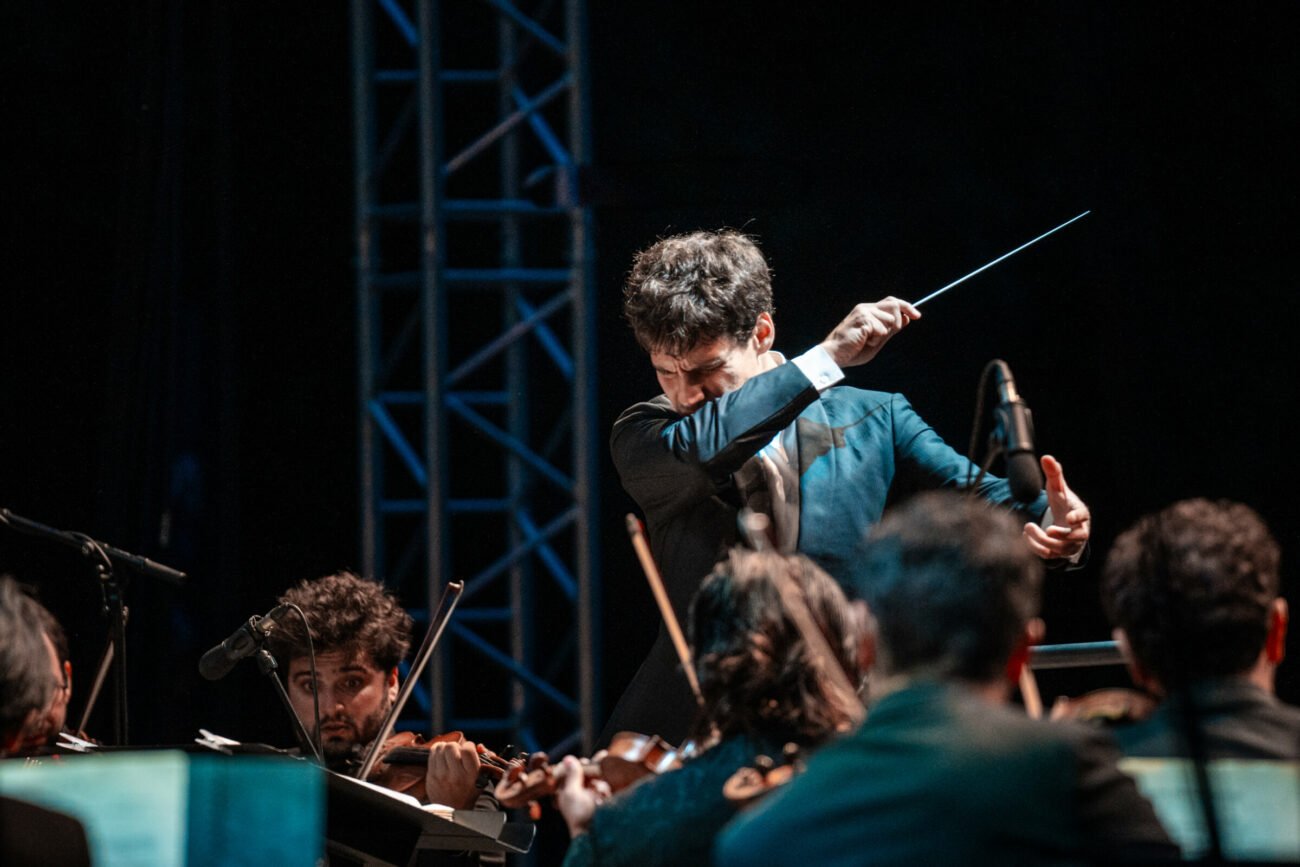 Victor Julien-Laferrière dirigeant la 5° et 6° symphonies de Beethoven par l'Orchestre Consuelo dans la Vallée de l'Alzou au Festival de Rocamadour